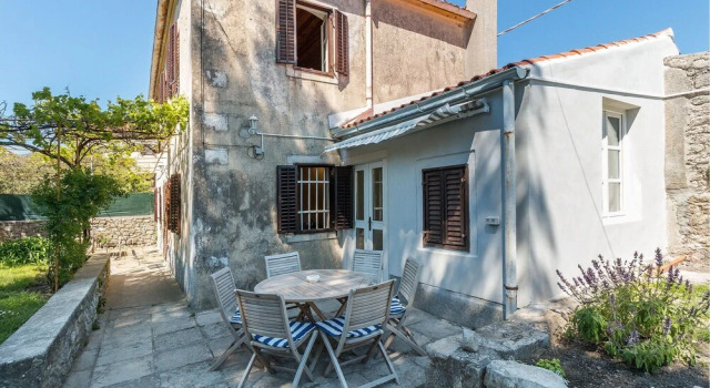 Amazing Home in Osor with Outdoor Swimming Pool, Hot Tub & 3 Bedrooms, Varaa Hotelli Hotellit Kvarner Islands uima-altaalla, Uima-allas