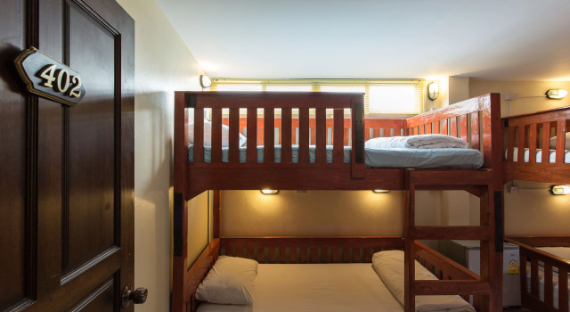 Кровать в общем номере B1 Guest House