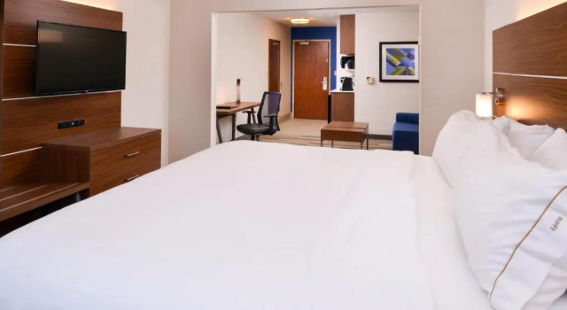 Люкс Holiday Inn Express Hotel & Suites Urbana-Champaign-U of I Area by IHG