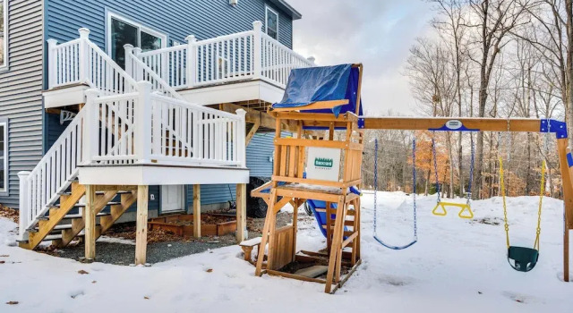 Коттедж Mtn-view Gem w/ Hot Tub & Fire Pit in North Conway