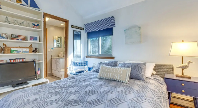 East Hampton Home w Hot Tub & Seasonal Pool, Buchen Sie Hotel Springs USA