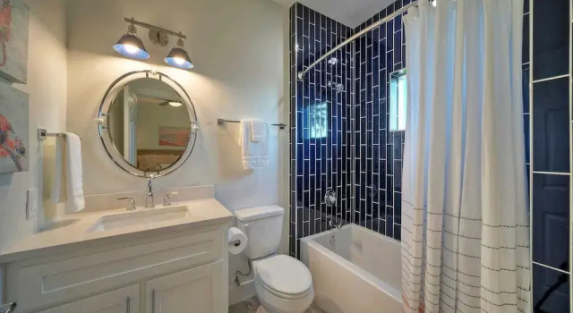 Коттедж Sleeps 24 2 Homes, Walk to the Beach, Private Pools, Fire Pit, Modern Design