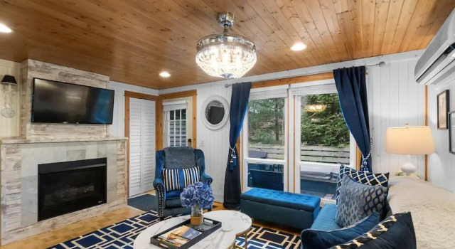 "cozy Cottages" Green Cottage Hot Tub-town!, Rezerwuj Dom wakacyjny Domki letniskowe w Saugatuck, Domek
