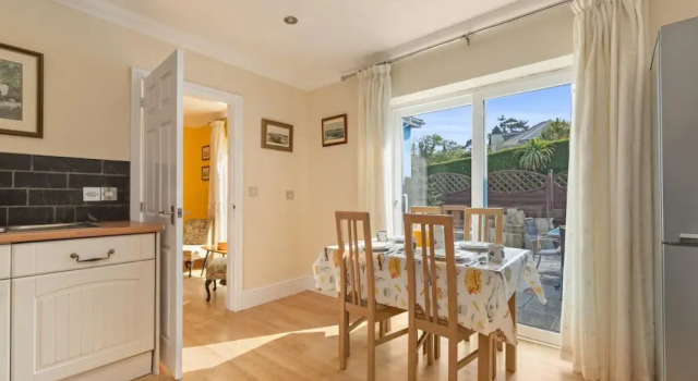 Коттедж Sunningdale - Beach Side Cottage, Sea Views, Parking