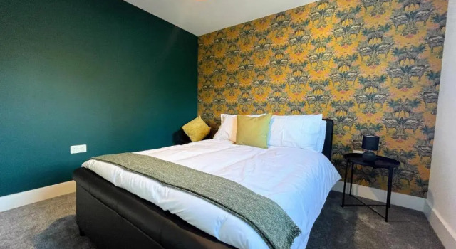 3 Double Bed Luxurious House Near Heathrow Airport