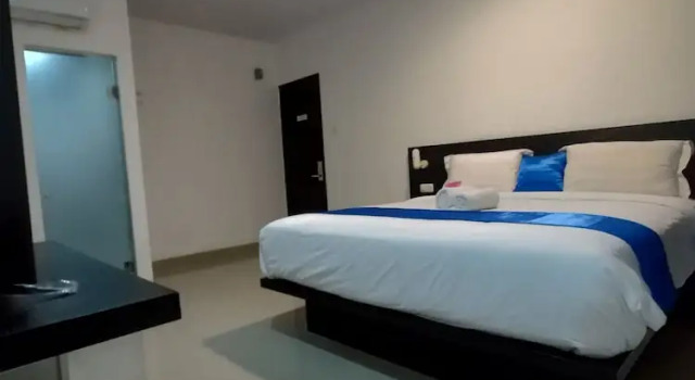 Двухместный полулюкс Puri Maju Hotel