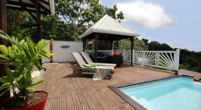 Villa Palmier rouge : 3 ch, piscine à débordement, vue mer et végétation, Varaa Villa Mökit kohteessa Fort-de-France, Mökki