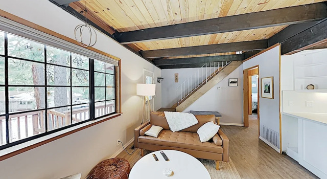 Sparkling Mountain-View Cabin on Corner Lot cabin, Забронировать Дом для отпуска Виллы Саут-Лейк-Тахо, Вилла