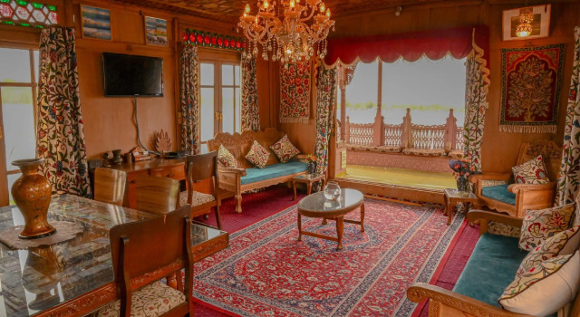 Golden Flower Heritage Houseboat