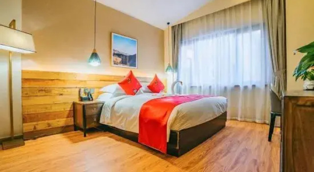 Golden Yan‘an  Jianshan Hostel, Book Hostel / Vandrerhjem Hoteller i Yanan med pool, Swimmingpool