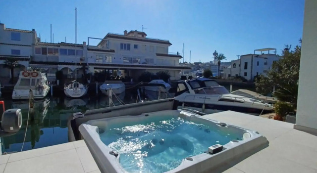 Empuriabrava 500m de la plage de la Rubina, Забронировать Отель Отели Alt Empordà с парковкой, Парковка