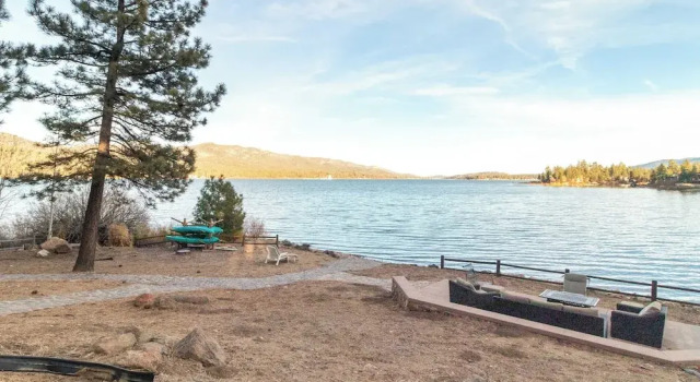 Shoreline Lakehouse by Avantstay Majestic Lakefront Cabin w/ Hot Tub & Fire Pit!