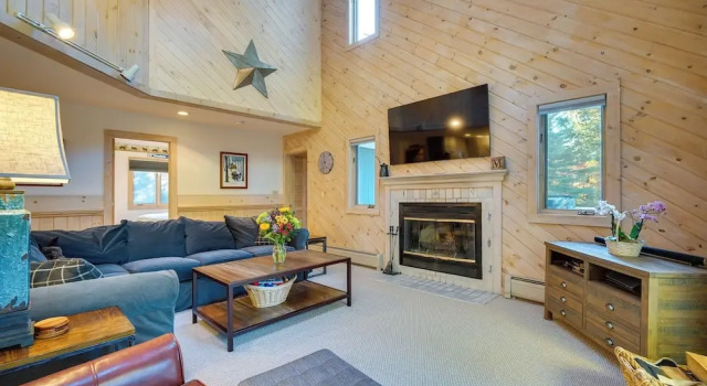 Cozy Getaway: Private Hot Tub, Near Skiing!