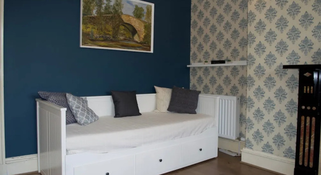 Bright 3 Bedroom Apartment in Bonnington, Забронировать Апартаменты/квартира Бротон Эдинбург, рядом с Железнодорожный вокзал Эдинбург-Уэверли