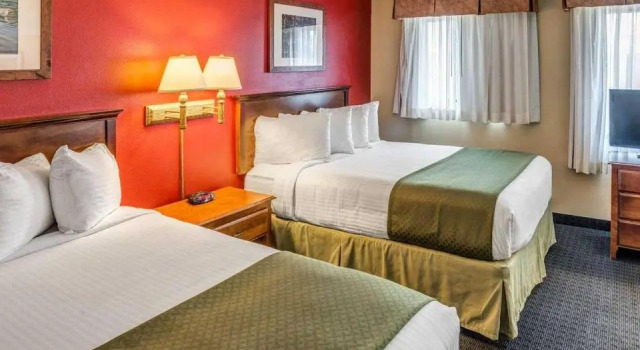 Четырёхместный номер Standard с видом на бассейн Quality Inn Ashland - Lake Superior