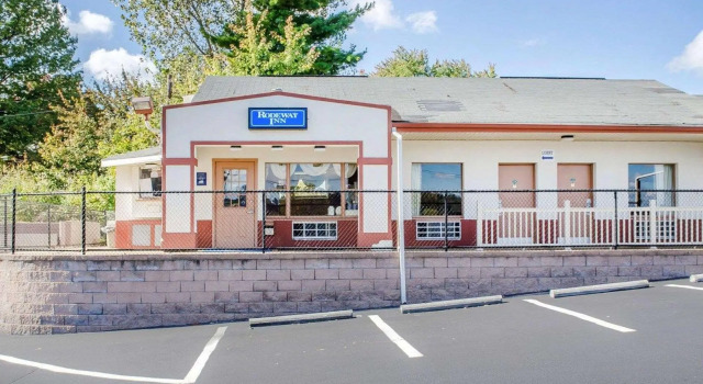 Кровать в общем номере Rodeway Inn