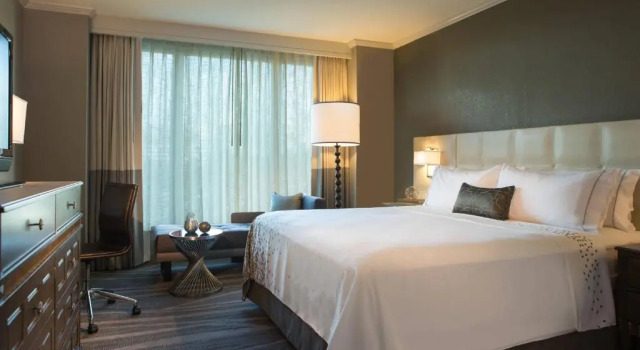 Номер Standard с видом на внутренний двор Renaissance Tampa International Plaza Hotel