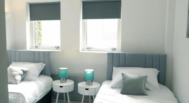 Blue Apartment, 2 Bedroom with Balcony, Netflix, Забронировать Апартаменты/квартира Отели Питерборо с парковкой, рядом с Железнодорожный вокзал Питерборо, Парковка