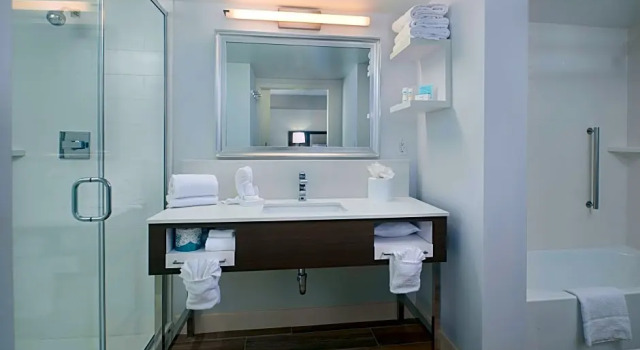 Двухместный люкс с балконом Hampton Inn & Suites Scottsdale On Shea Blvd