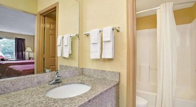 Номер Standard Travelodge by Wyndham Forest Park Atlanta South