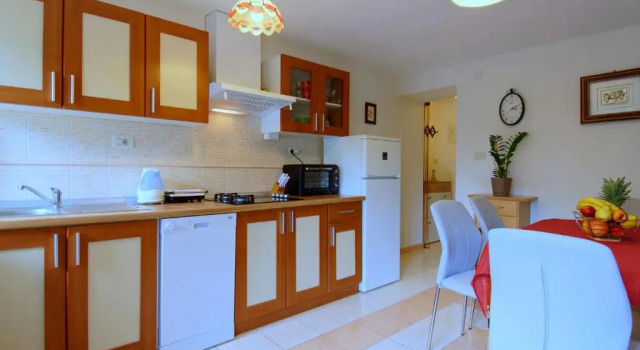Коттедж Villa in Bratulici With Pool Near Beach
