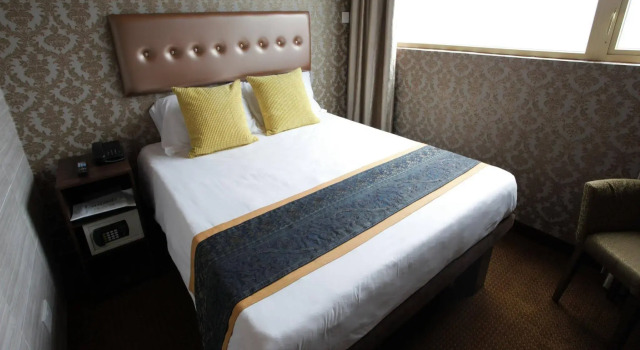 Grand City Hotel, Забронировать Отель Отели Сай Ин Пунь 4 звезды, 4*