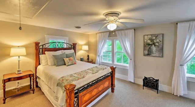 New Bern Home w/ Yard, Grill + Walkable Location, Забронировать Отель Отели и гостиницы Нью-Берн, рядом с Исторический музей дворца Трион в Северной Каролине, Отель