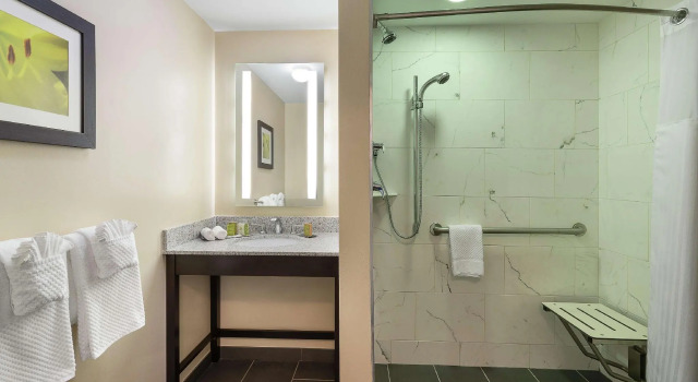 Четырёхместный номер Standard DoubleTree by Hilton Cape Cod - Hyannis