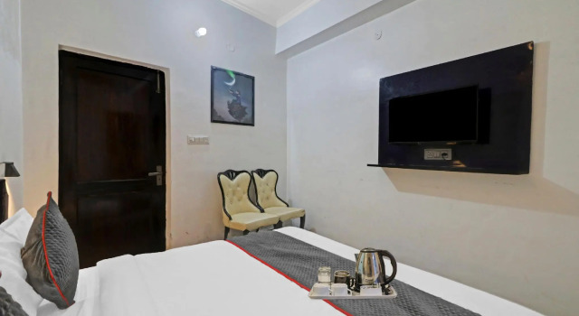 OYO Townhouse 880 Saffron Hotel  Banquet, Забронировать Отель Нью-Дели Национальный столичный округ Дели, рядом с Embassy of France