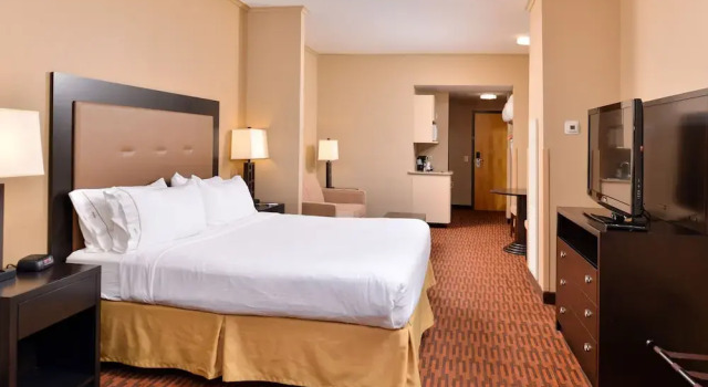 Люкс c 1 комнатой Holiday Inn Express Breezewood by IHG