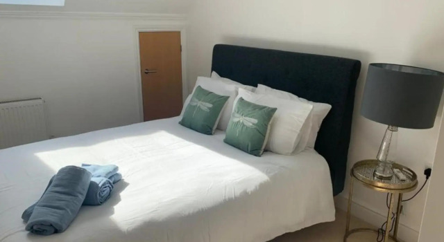Addlestone - Large Stunning 2 bed room Apartment, Забронировать Апартаменты/квартира Отели Суррей с парковкой, Парковка