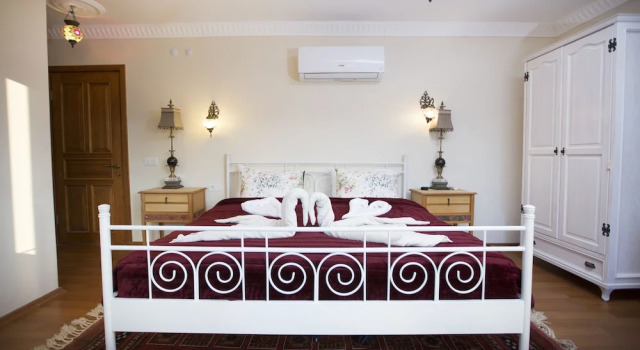 Кровать в общем номере с видом на сад Can Efes Hotel
