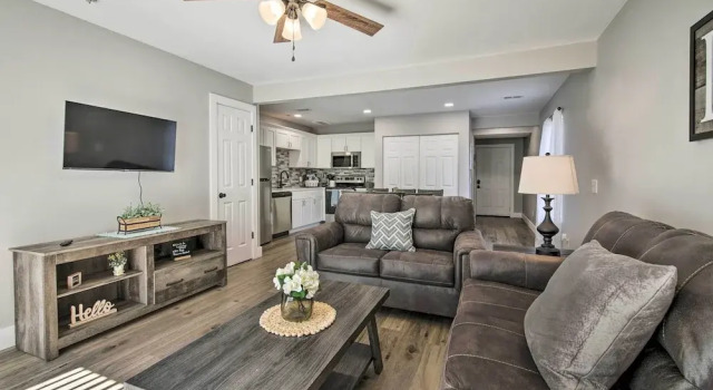Chic Townhome ~ 6 Mi to Talking Rocks Cavern!, Забронировать Отель Отели Table Rock Lake 3 звезды, 3*