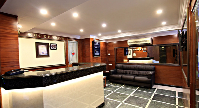 Hotel Empire International - Central Street, Varaa Hotelli Hotellit Bangalore pysäköinnillä, Pysäköinti