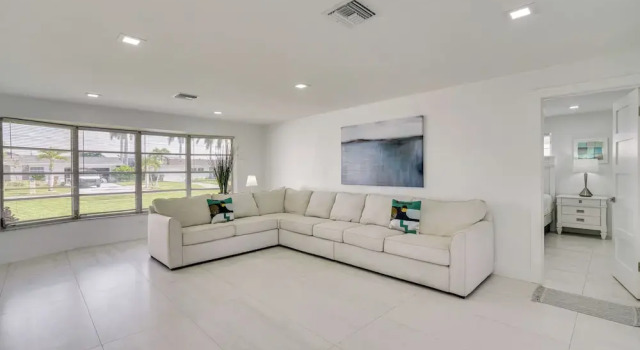 2 Mi to Marina & Beach: Cape Coral Home w/ Dock, Забронировать Дом для отпуска Виллы Кейп-Корал, рядом с Пляж яхт-клуба Кейп-Корал, Вилла