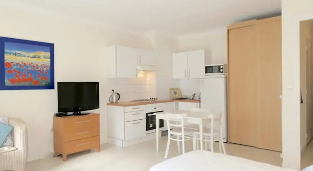 Large Studio apt for 2 With Balcony Walking Distance Croisette - 1977, Забронировать Апартаменты/квартира Канны Приморские Альпы, рядом с Galerie Alexandre Leadouze