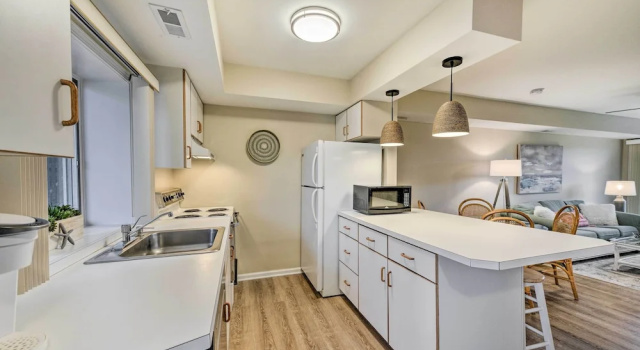 Апартаменты с 2 комнатами с балконом Brigantine Condo w/ Beach Access & Pool Views