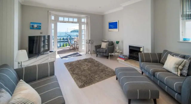The Cottage 4 bed Waterfront Pontoon sea Views, Book Feriehus Cowes Isle of Wight