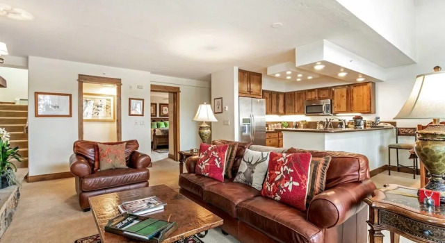 4 Bedroom Antlers Vacation Rental With Incredible Slopeside Views and Just a Short Walk to Gondola and Lionshead Village
