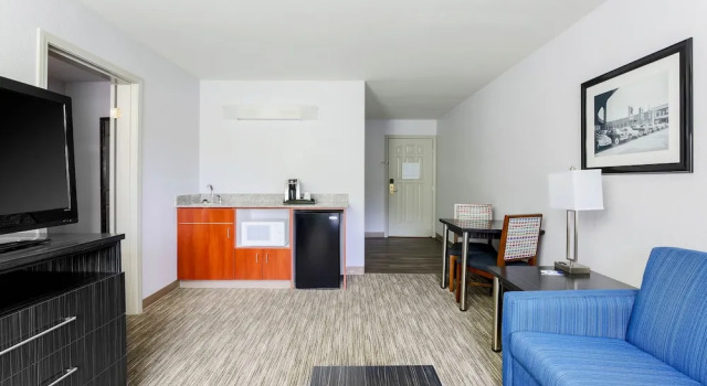 Двухместный люкс с балконом Holiday Inn Express Lancaster by IHG