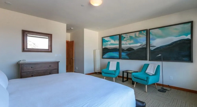 FOUR Condo with Columbia River Gorge View and Hot Tub by RedAwning, Забронировать Апартаменты/квартира Апартаменты Худ-Ривер, Апартаменты/квартира