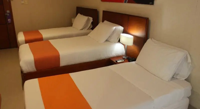 Трёхместный номер Standard с балконом Hotel Atrium Plaza
