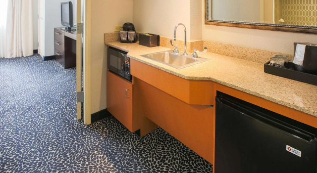 Четырёхместный номер Standard Embassy Suites Louisville East