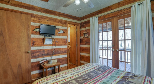 Creekside Memories - 2 Bedrooms, 2 Baths, Sleeps 6 Cabin by RedAwning