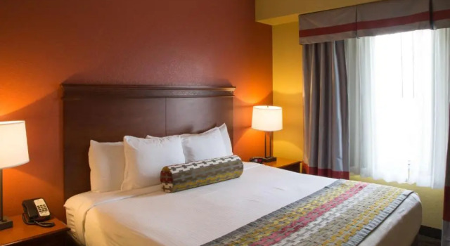 Люкс c 1 комнатой Executive Inn & Suites