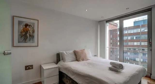 Stunning, Huge and Elegant apt for 6 in Manchester, Забронировать Отель Отели Манчестера 3 звезды, рядом с Церковь Св. Анны, 3*