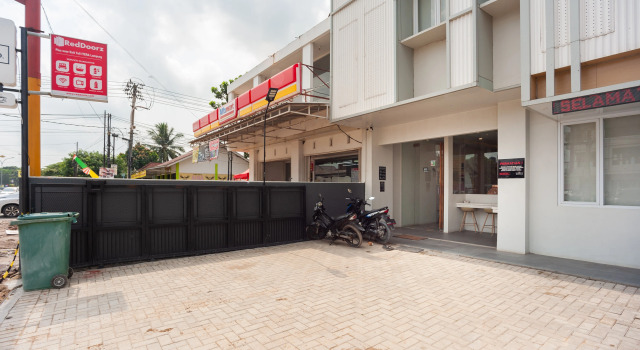 RedDoorz Plus @ Eskole ITERA Lampung, Rezerwuj Hotel Bandar Lampung Sumatra