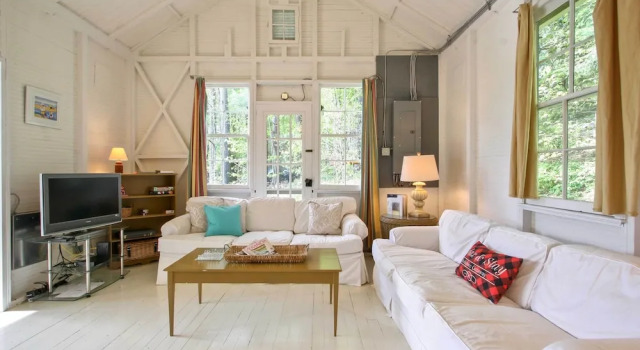 Cozy Stockbridge Cabin - Walk to Beach & Lake!, Rezervovat Hotel Stockbridge Bousquet Ski Area