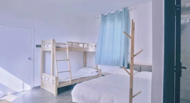 Кровать в общем номере с видом на внутренний двор Shengsi Hai Le Zhi Jia Hotel