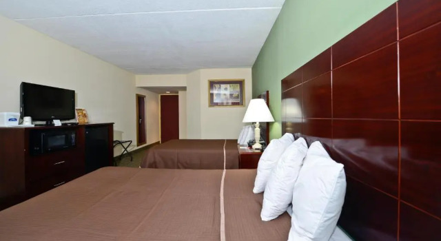 Четырёхместный номер Standard Howard Johnson by Wyndham Newark Airport
